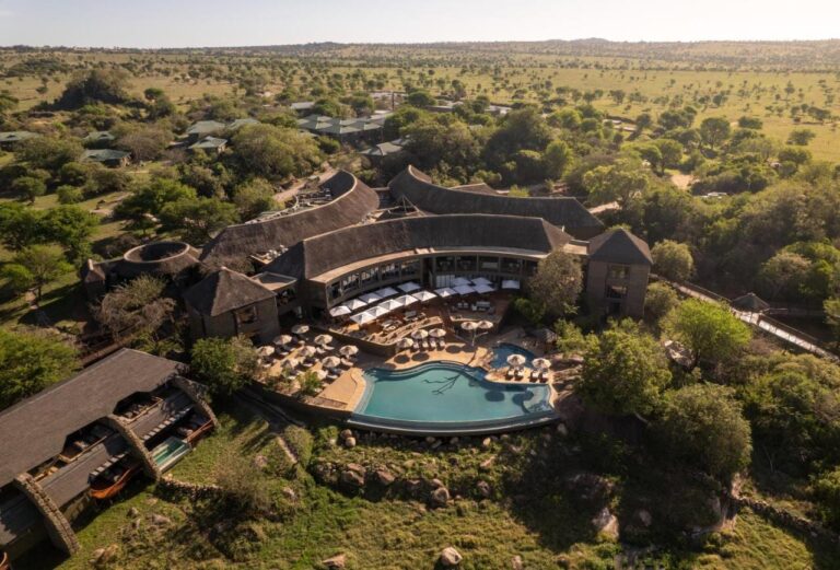 El Four Seasons Safari Lodge Serengeti visto desde el aire, con su piscina infinita en medio de la sabana arbolada