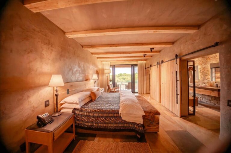Una suite a lo largo, de la cama a la terraza, con el baño tras una puerta corredera