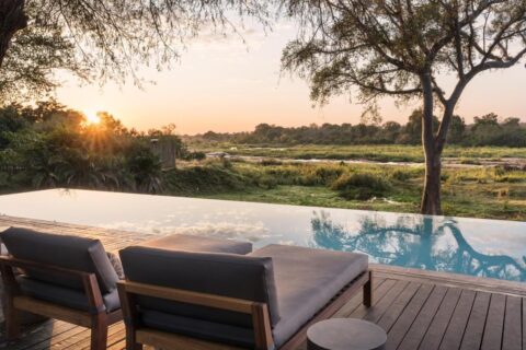 La piscina infinita del Kruger Gate Hotel sobre el río Sabie, al atardecer
