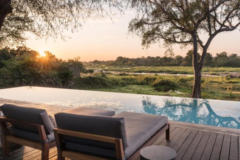 La piscina infinita del Kruger Gate Hotel sobre el río Sabie, al atardecer