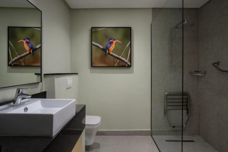 El baño de una habitación Deluxe, con ducha a ras de suelo