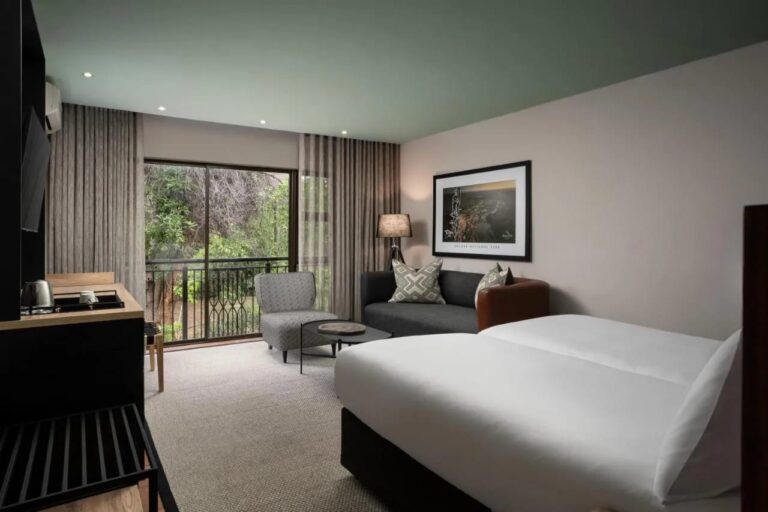 Una habitación Deluxe con dos camas individuales y vista a los árboles