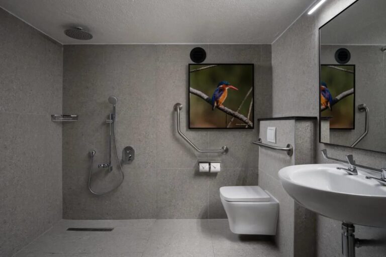 Un baño adaptado para personas con movilidad reducida