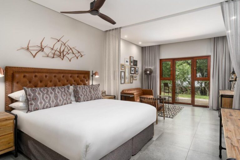 Una habitación con muebles de cuero y un ventilador en el techo