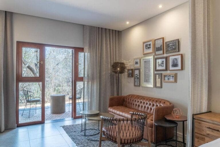 El salón de una habitación abierto a un balcón