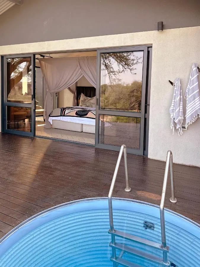 La pequeña piscina redonda de una suite, en la terraza de madera delante de la habitación