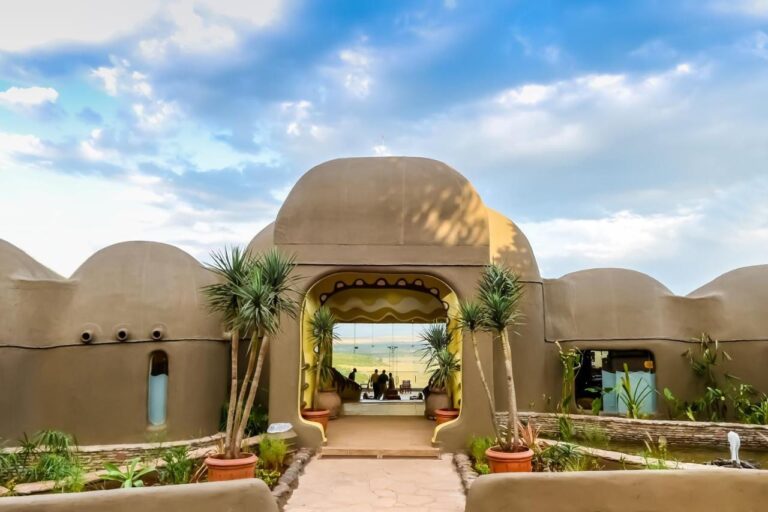 La entrada del Mara Serena Safari Lodge, con muros de tierra en forma de cúpula, abierta a la sabana del Masai Mara