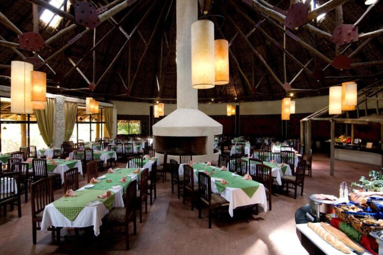 El comedor del restaurante alrededor de su chimenea central, con el bufé a la derecha
