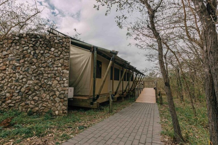 Una tienda del lodge, mitad piedra y mitad lona, al final de un camino empedrado