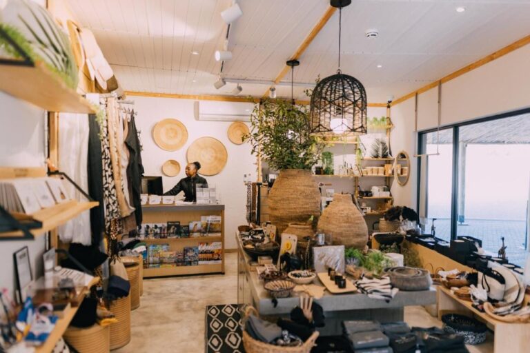 La tienda de recuerdos del lodge, con ropa, cestería, libros y objetos de decoración