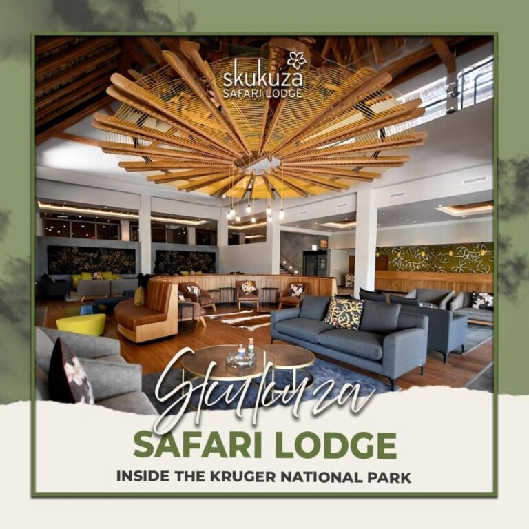 El salón del vestíbulo del Skukuza Safari Lodge bajo su techo de listones de madera en estrella, con el nombre del lodge escrito encima