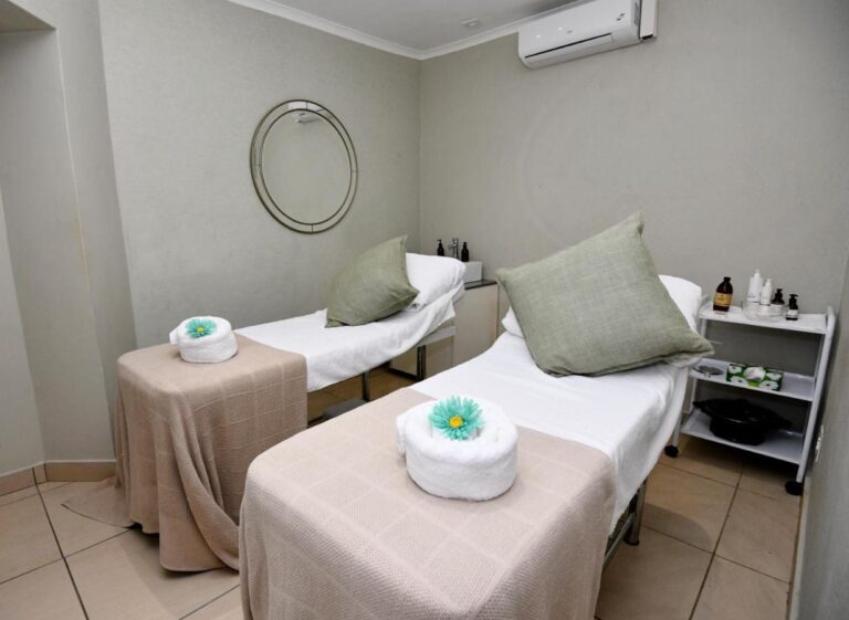 Una sala de tratamientos del spa, con dos camillas de masaje