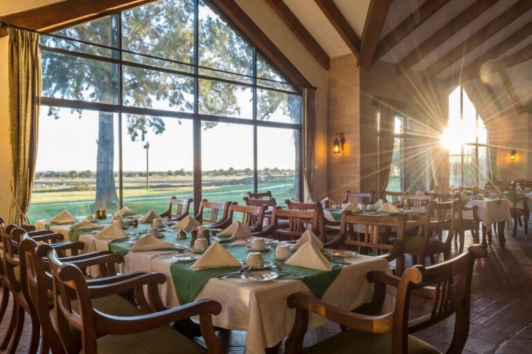 El restaurante del Sweetwaters Serena Camp, con sus mesas puestas delante de un gran ventanal abierto a la llanura