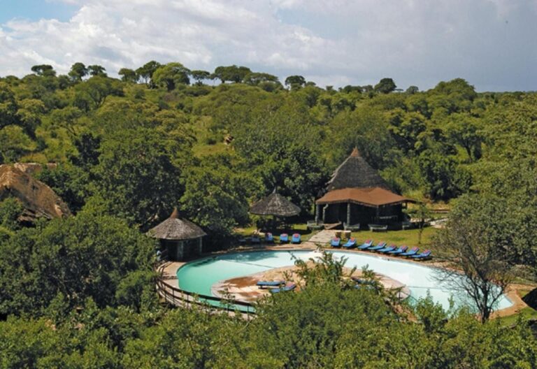La piscina del lodge en medio de la sabana arbolada de Tarangire
