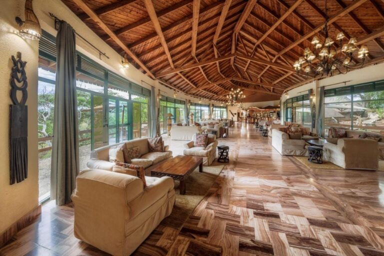 El gran salón del lodge, con sus sillones y sus ventanales bajo una estructura de madera