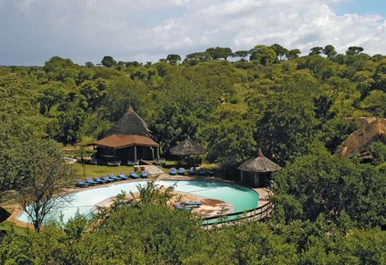 La piscina del Tarangire Sopa Lodge vista desde arriba, rodeada de sabana